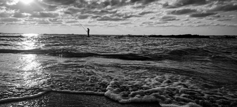 Symbolbild: Angler im Meer