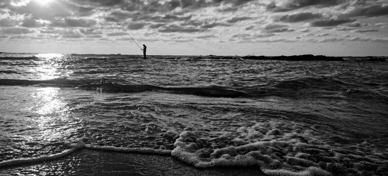 Symbolbild: Angler im Meer